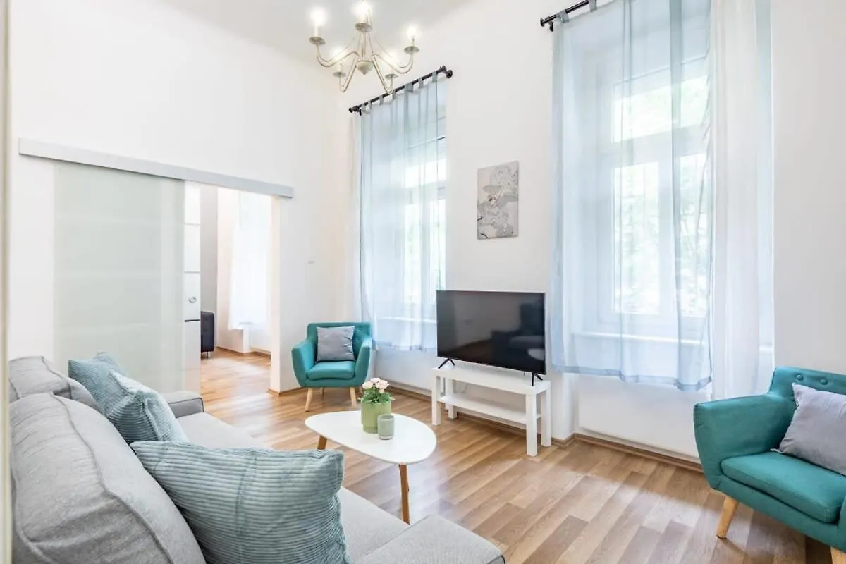 Comfy And Bright Apartment In The Center Budapesta