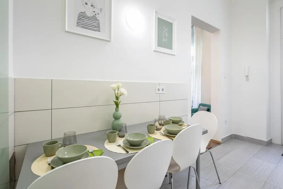 Comfy And Bright Apartment In The Center Budapesta 0*,